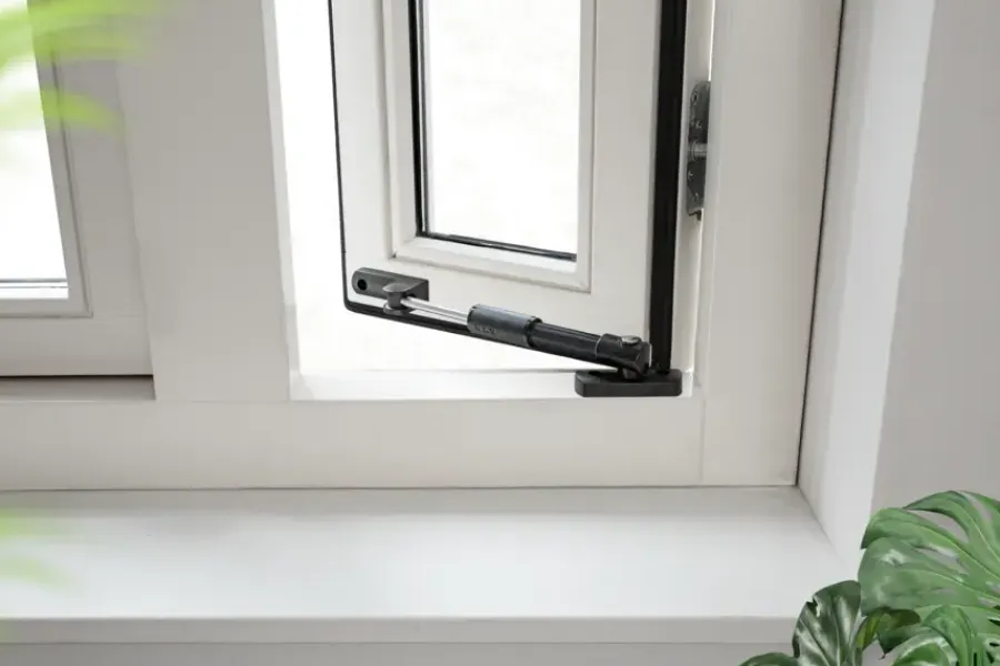 AXA telescopische raamuitzetter zwart 20 cm buitendraaiend