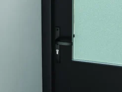 AXA veiligheidsbeslag Edge achterdeur zwart smal schild met SKG 3-sterren 72 mm