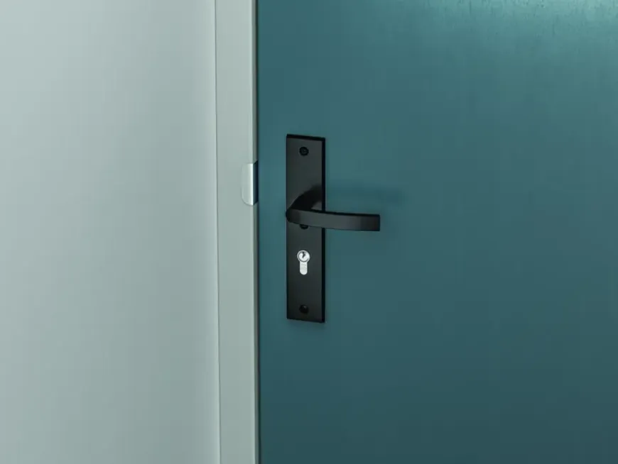 AXA veiligheidsbeslag Edge voordeur zwart langschild met SKG 3-sterren 72 mm