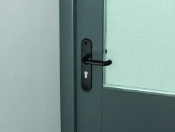 AXA veiligheidsbeslag Oval achterdeur zwart langschild met SKG 3-sterren 72 mm
