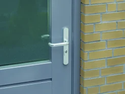 AXA veiligheidsbeslag Oval achterdeur aluminium smal schild met SKG 3-sterren 72 mm