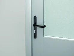 AXA veiligheidsbeslag Oval achterdeur zwart smal schild met SKG 3-sterren 72 mm