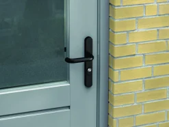AXA veiligheidsbeslag Oval achterdeur zwart smal schild met SKG 3-sterren 55 mm