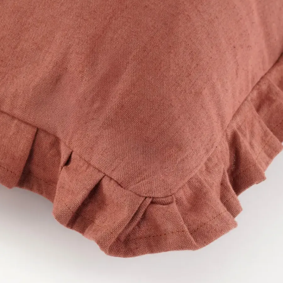 Geen Kussen ruffled bruin - l55xb35xh10cm