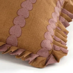 Geen Kussen streep ruffled hart bruin 55 x 53 cm